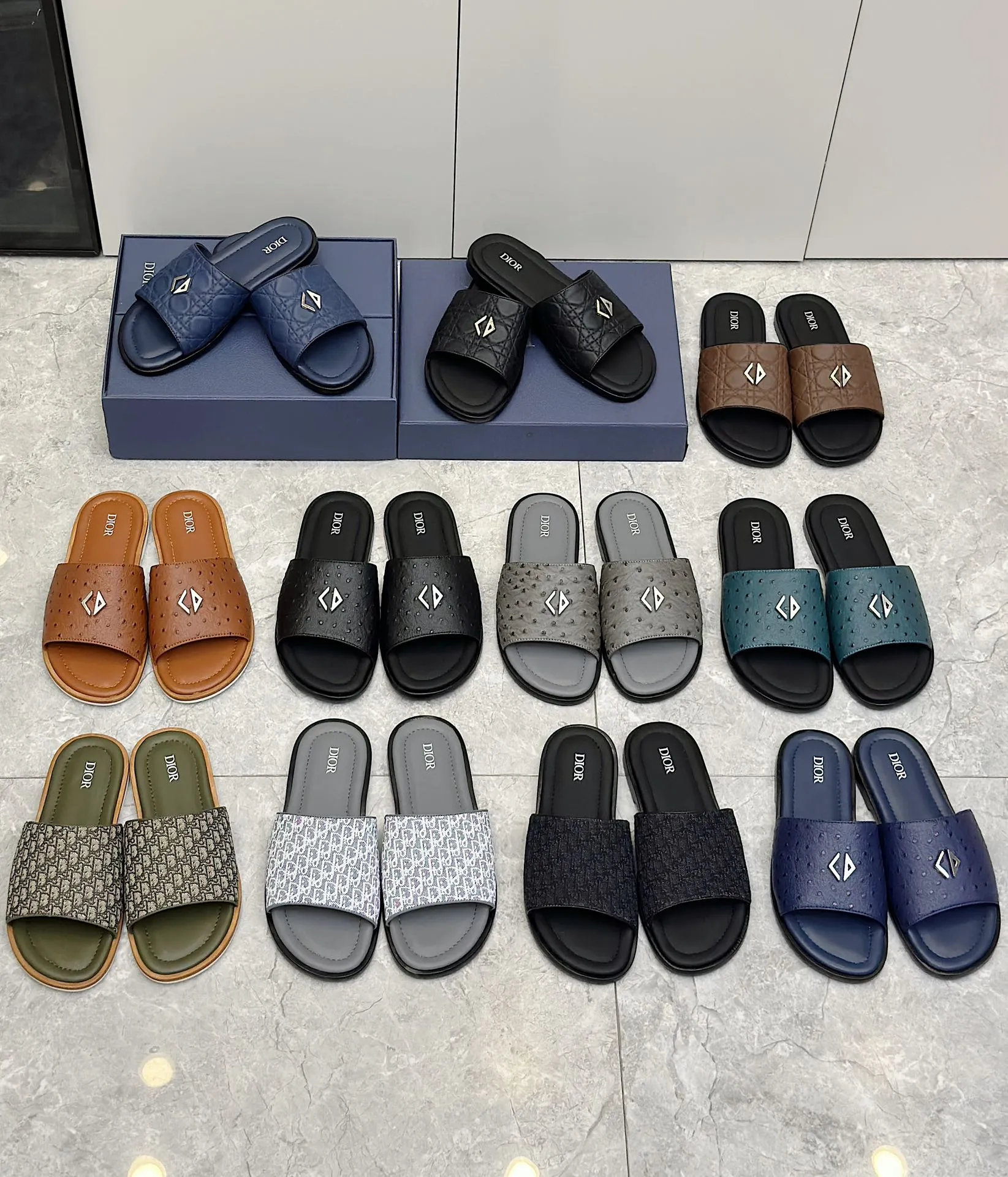 P320 [DIOR] Size 39-44 (38.45 custom-made) 2024ss Dior’s latest men’s slippers are a must-have. Dior Alias ​​Men's Genuine Leather Slippers This summer new Alias ​​sandal embodies a casual and elegant style. Carefully crafted from grained cow leather and Oblique printed fabric, with cowhide lining! Cross-strap design with metal-clad brass CD Diamond logo. The imported cowhide leather and rubber sole adds sophistication and comfort, while Oblique print-effect anti-slip panels add style.